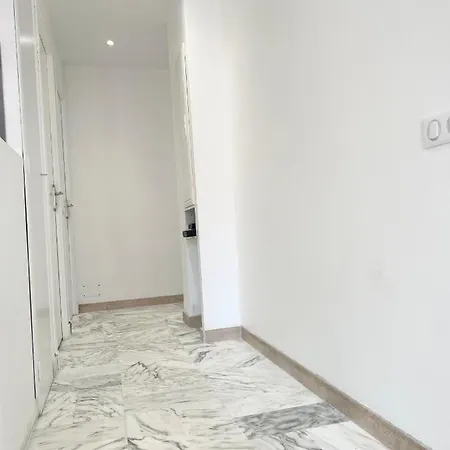 Spacious Apartment Next To The Sea