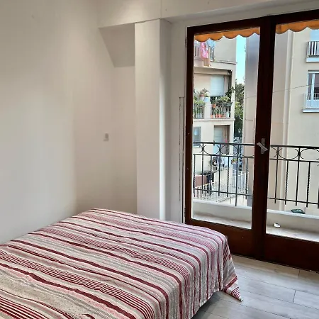 Spacious Apartment Next To The Sea 아파트 *